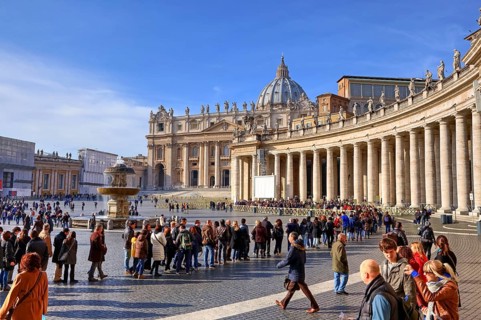 Tourists in line, St. Peter's Basilica, St. Peter's Square, Vatican, Rome, Lazio, San Pietro