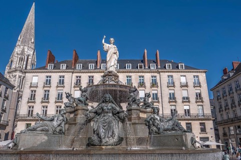 A historical landmark in the Place Royale square is the fountain with figures of locals and from