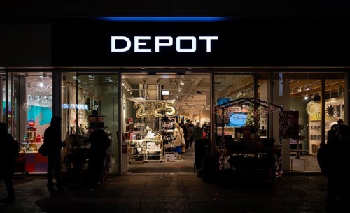 Night shot, DEPOT furniture store, decorative items, shop window, pedestrian zone, shopping, logo,