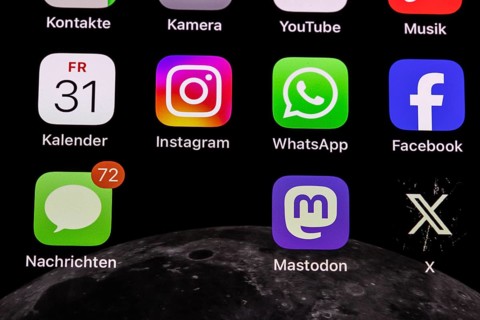 Social media, apps on the display of an iPhone. WhatsApp, Facebook, Mastodon, X, Instagram.
