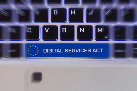 Keyboard labelled DIGITAL SERVICES ACT (symbolic image, composing)