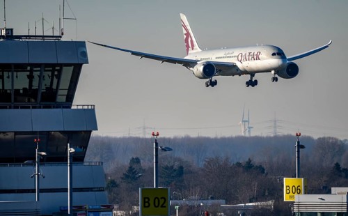 Qatar Airways aircraft approaching Düsseldorf Airport, DUS, old air traffic control tower, North