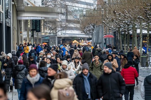 Shopping street Zeil, pedestrian zone, winter weather, people shopping, Frankfurt am Main, Hesse,