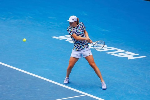 MELBOURNE, AUSTRALIA, JANUARY 15: Iga Swiatek practices ahead of the 2022 Australian Open at