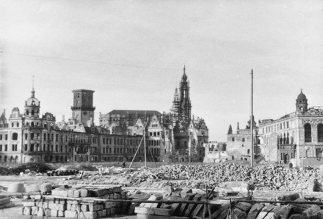 DEU Sachsen Dresden Dresden 1945, ruins of the Residenzschloss, the Georgentor, the Hofkirche, the