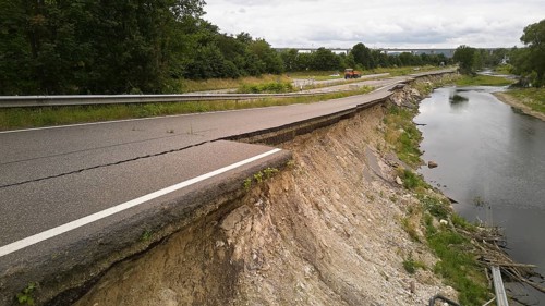 A year after the devastating floods, the B 266 road in the Ahr valley near Heimersheim is still not