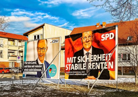 Election posters of CDU top candidate Friedrich Merz (left) with SPD top candidate Olaf Scholz