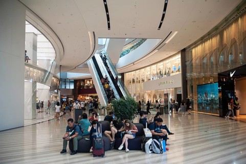 06.12.2019, Singapore, Republic of Singapore, Asia, Passengers wait with their luggage in the new
