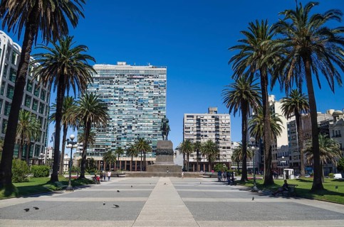 MONTEVIDEO, URUGUAY, Dezember 25, 2016: Monument to José Artigas, Plaza Independencia, famous town