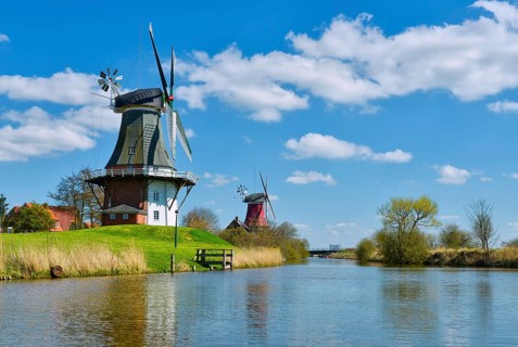 Greetsieler Zwillingsmühlen, Greetsiel, Krummhörn, East Frisia, Lower Saxony, Germany, Europe