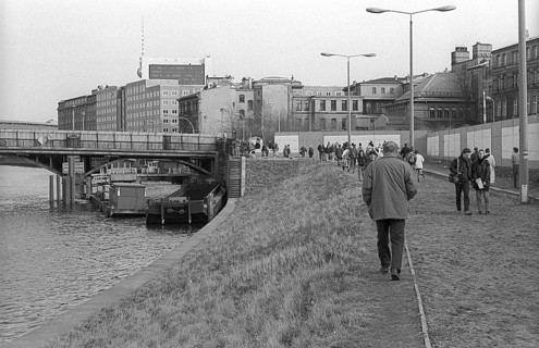 GDR, Berlin, 23. 02. 1990, Wall at the Marschall Bridge, Reichstag Embankment