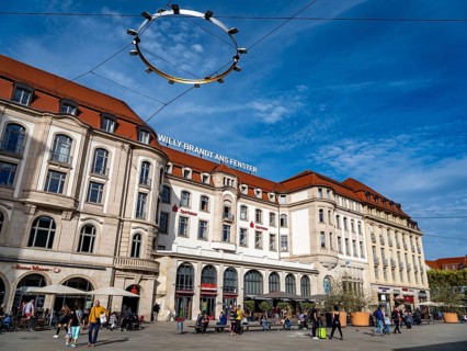 The inscription Willy Brandt ans Fenster on the former Interhotel Erfurter Hof and a photo of Willy