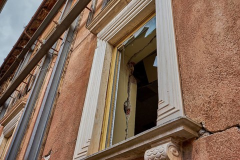 Historic façade, cracks in the lintel and façade due to the 2009 earthquake, securing the façade