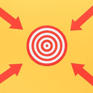Arrows pointing dartboard
