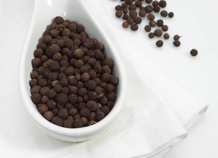 JAMAICA PEPPER AGAINST WHITE BACKGROUND