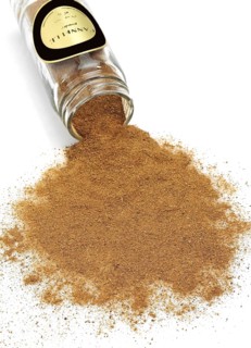 CINNAMON POWDER (cinnamomum zeylanicum) AGAINST WHITE BACKGROUND