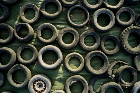 Tons of old used tyres in a mix