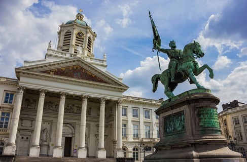 A picture of the Place Royale in Brussels, featuring the Saint Jacques-sur-Coudenberg church and