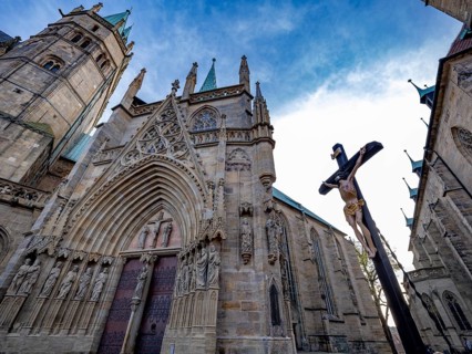 A crucifix stands between the cathedral. St. Mary's (l.) and the parish church of St. Severi,
