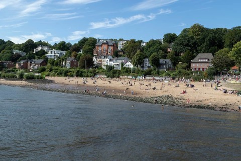Symbolic picture weather, summer, people bathing in the Elbe at the Elbe beach Oevelgönne, Hamburg,