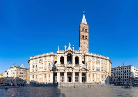 A picture of the Santa Maria Maggiore Basilica and the Column of Peace