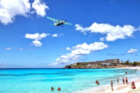 Flughafen Strand Maho Beach, landendes Flugzeug, St. Maarten, Karibik