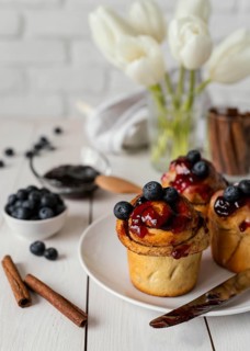 Cinnamon rolls plate arrangement