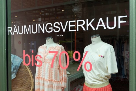 Symbolic image, shop window with the words Räumungsverkauf (clearance sale) in a clothing shop in a