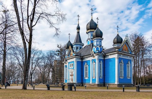 A picture of the blue Joy of All Who Sorrow Church and the nearby park (Druskininkai)