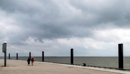 Women walking on the flood pier on the lock island, Wilhelmshaven, Lower Saxony, Germany, Europe