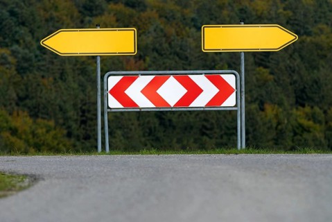 Germany, fork in the road with the possibility to go left or right, making a decision, traffic