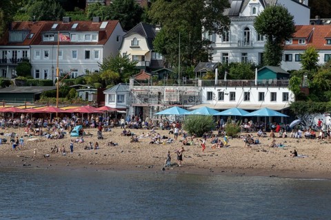 Symbolic picture weather, summer, people bathing in the Elbe in front of the restaurants
