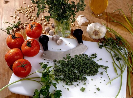 Chopping board, chopping knife Oregano, basil (Ocimum basilicum), tomatoes, onions, pepper seeds,