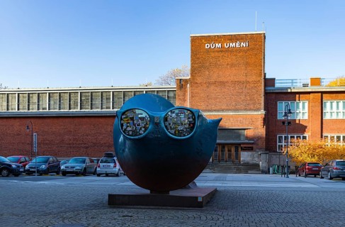 A picture of the entrance of the Gallery of Fine Art in Ostrava. The work of art is called Dawn,