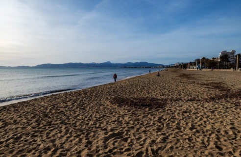 Beach walkers, relaxed evening mood in the low season on the beach Playa Arenal, Playa de Palma,