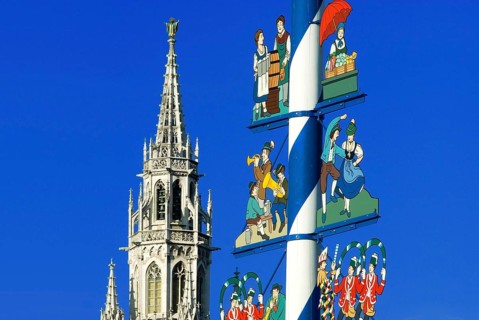 Maypole on Viktualienmarkt with musicians, dancing couple, market woman, waitress of Oktoberfest,