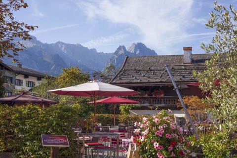 Restaurant and beer garden Fischers Mohrenplatz with Wetterstein range, district Garmisch,