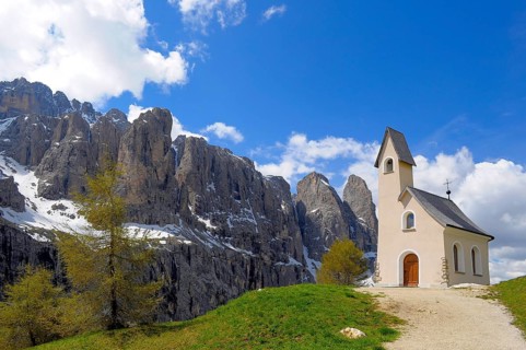 Mountains to the Gardena Pass, South Tyrol, Church on the Gardena Pass, Chapel