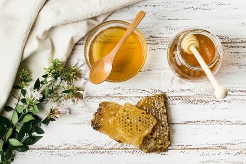 Honey jar with honeycomb