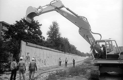 GDR, Berlin, 13 June 1990, demolition of the Wall on the historic Bernauer Strasse, demolition by