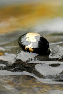 Stone with gold tinsel, decorative stone