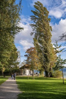 Footpath through Mettnaupark with the Urkundenhäuschen, Radolfzell am Lake Constance, Konstanz