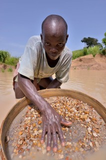 Diamond hunter searching for diamonds with a sieve, near Koidu, Koidu-Sefadu, Kono District,