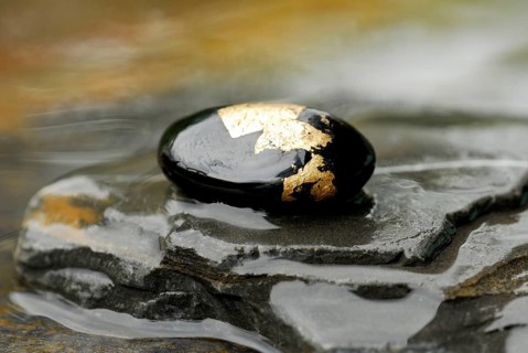Stone with gold tinsel, decorative stone