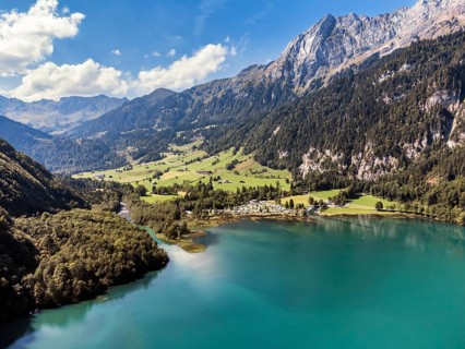 The Vorauen campsite on Lake Klöntal with the Chlü tributary and the 2294-metre-high Mutteristock,
