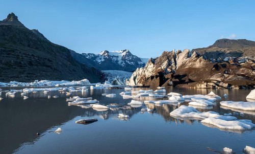 Reflection in the Svínafellslon glacier lagoon with ice floes, Svínasfellsjökull glacier tongue,