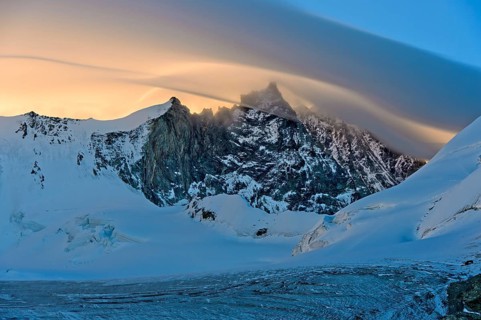 Sunrise over the Turtmangletscher, the peaks Bishorn and Weisshorn behind, Zinal, Val d'Anniviers,