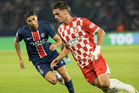 Football match, Achram HAKIMI Paris St. Germain in a duel with Miguel GUTIERREZ Girona FC, Parc des