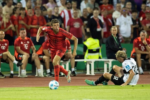Football match, Thomas MÜLLER FC Bayern Munich left with the ball past Philipp STROMPF SSV Ulm on