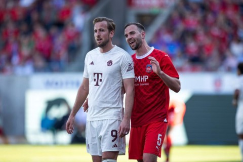 Football match, Benedikt GIMBER 1.FC Heidenheim re.verbally tells Harry KANE Bayern Munich
